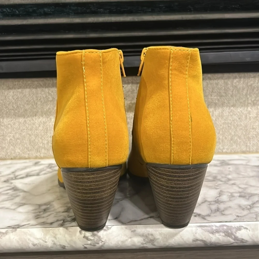 Qupid Priority 46 Women’s Mustard Velvet Spiked and‎ Studded Ankle Boots 10 NIB - Picture 4 of 9